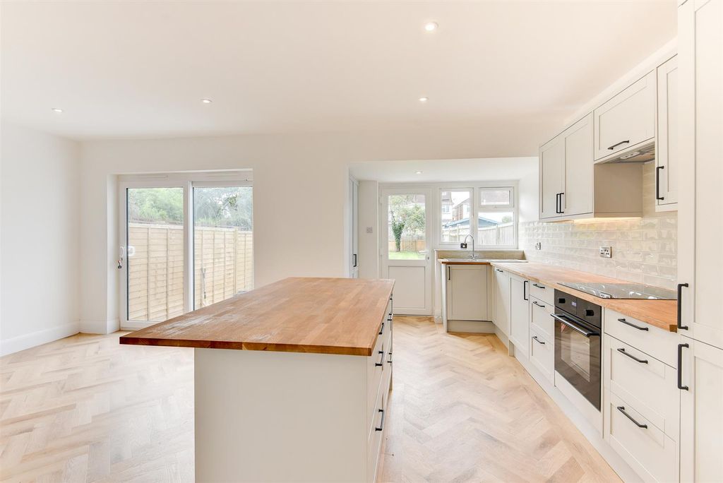 Property photo 2 of 28 For Sale By Aspire Residential | Balcombe Road