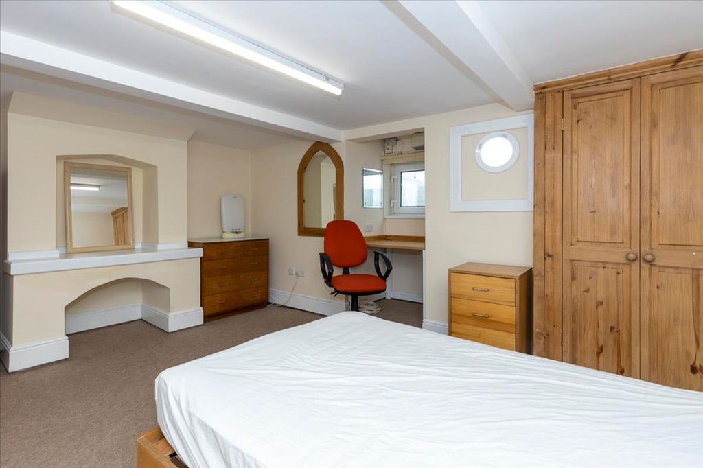 Property photo 3 of 13 Spacious Double Bedroom Featuring A Comfortable Be...