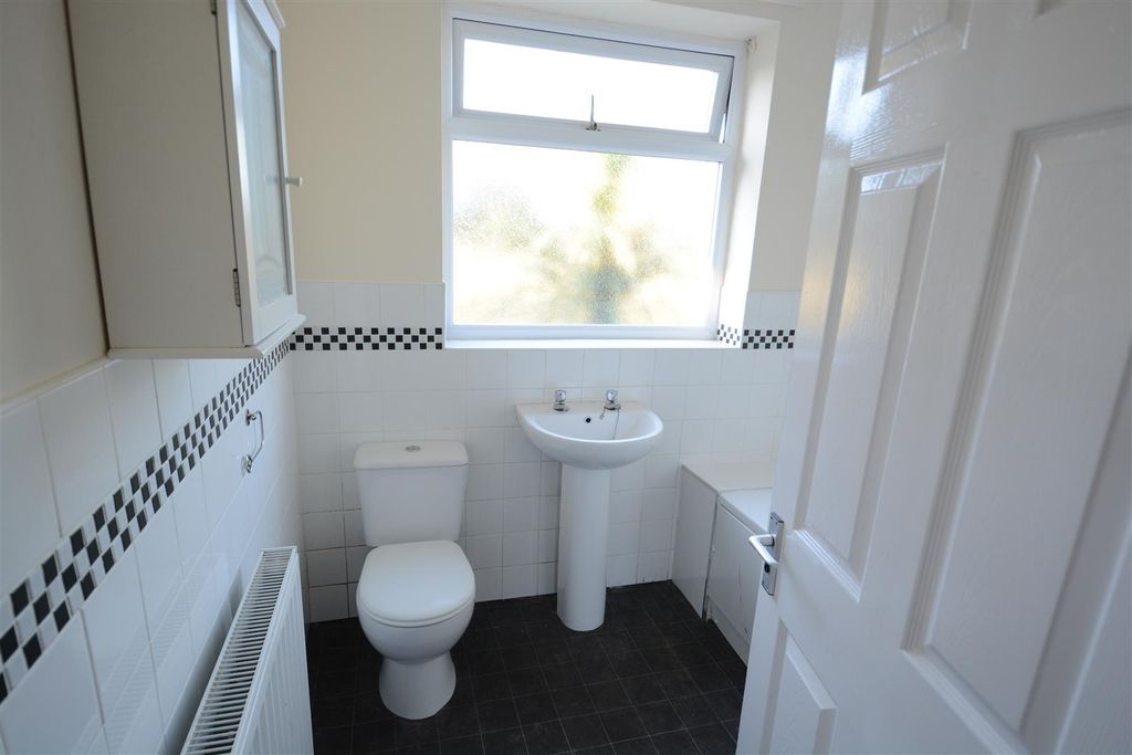 Property photo 3 of 9 Bathroom.Jpg