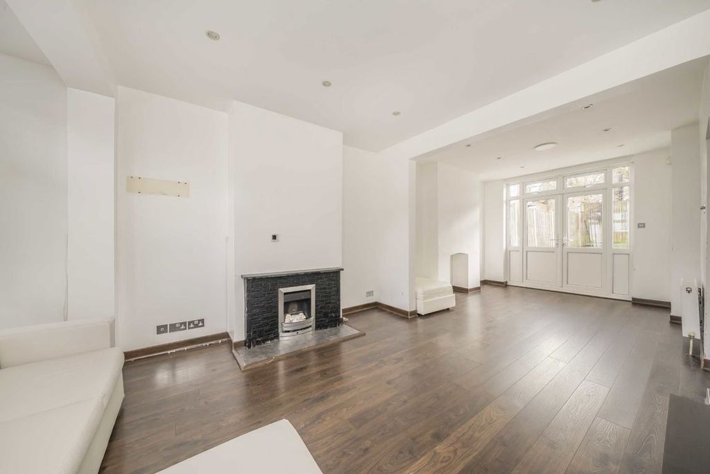 Property photo 2 of 8