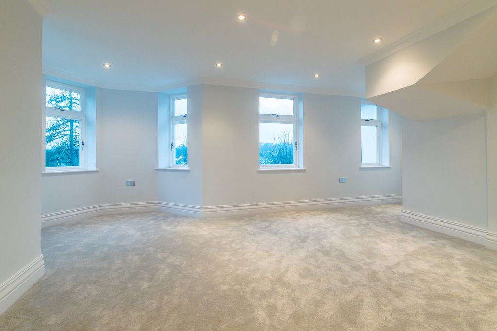 Property photo 3 of 12 8323028-Flat4_9-Interior01-800