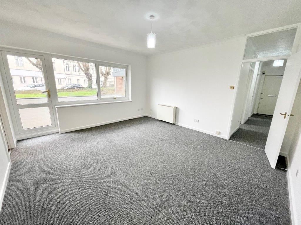 Property photo 3 of 6 Living Room