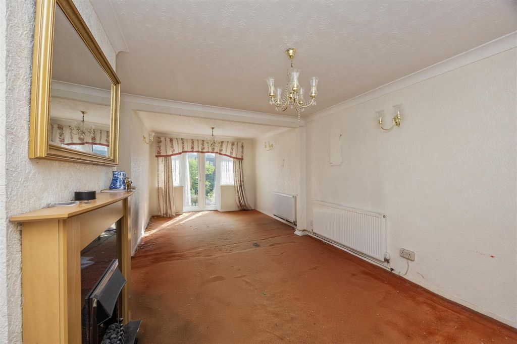 Property photo 2 of 17 Living/Dining Room