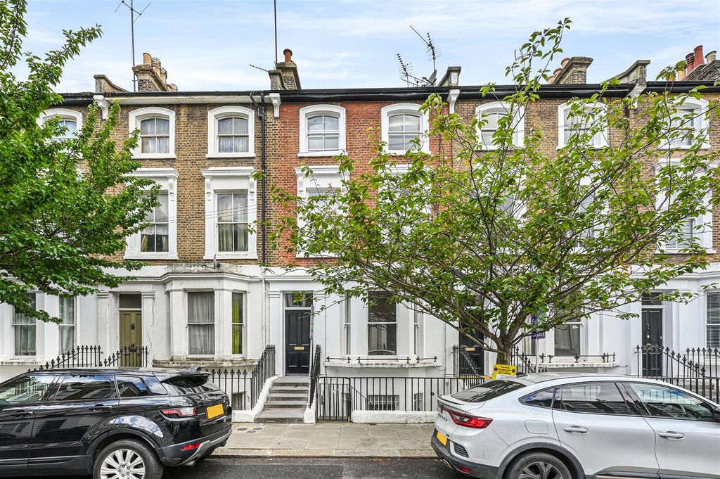 Property photo 1 of 8 Overstone Road