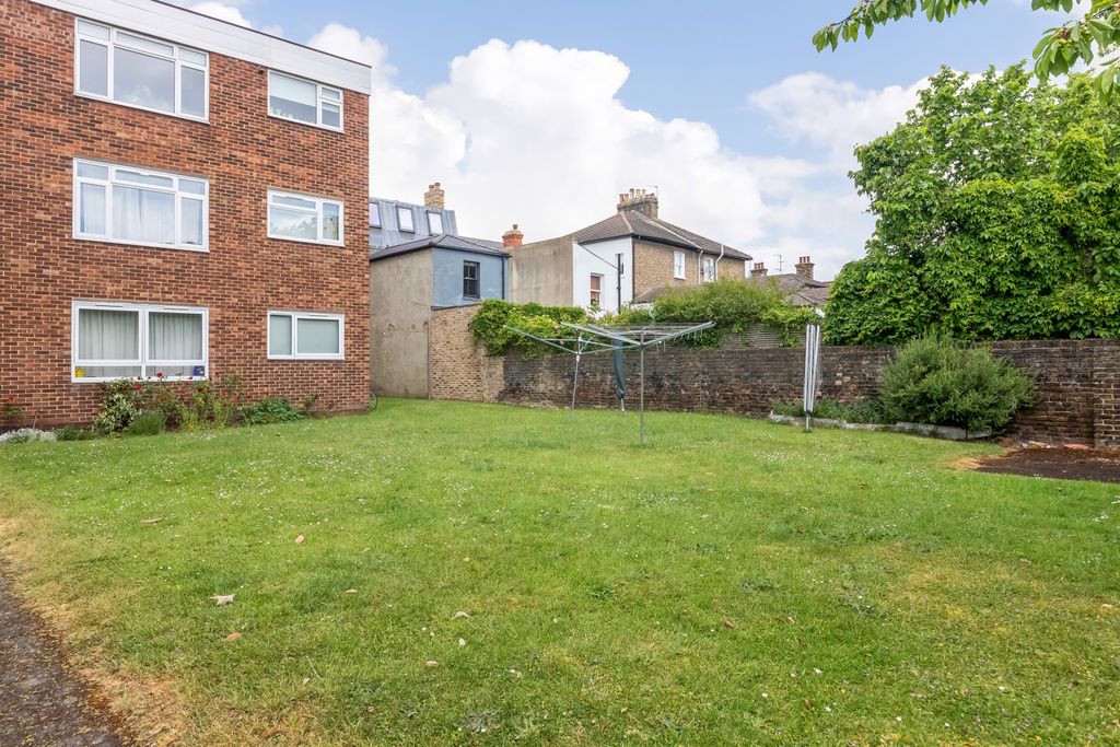 Property photo 3 of 14 Communal Gardens