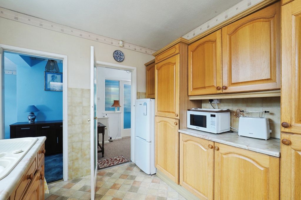 Property photo 3 of 18 Kitchen