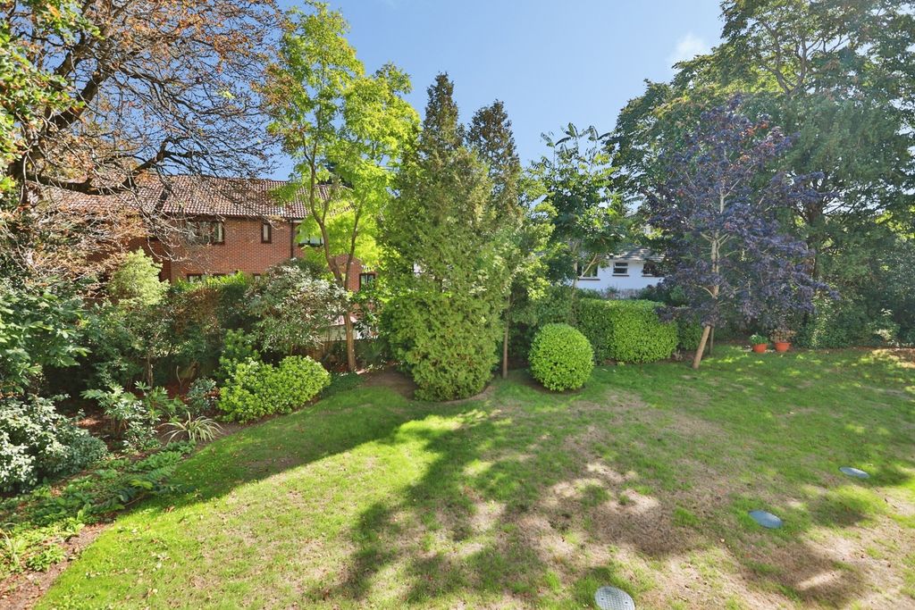 Property photo 2 of 20 Communal Gardens