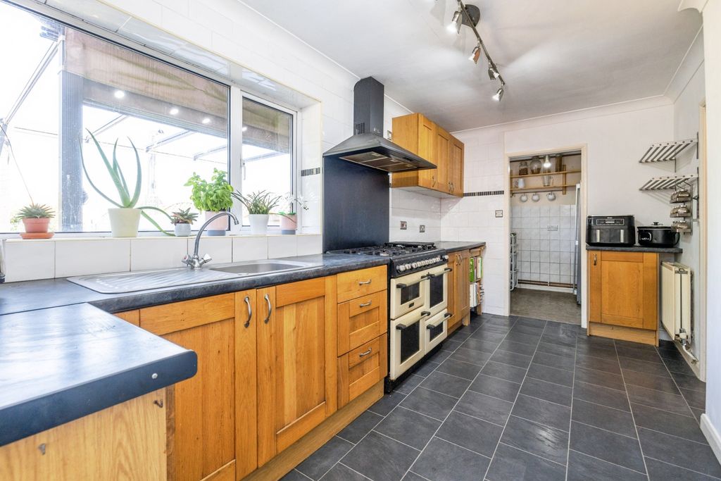 Property photo 2 of 25 Kitchen