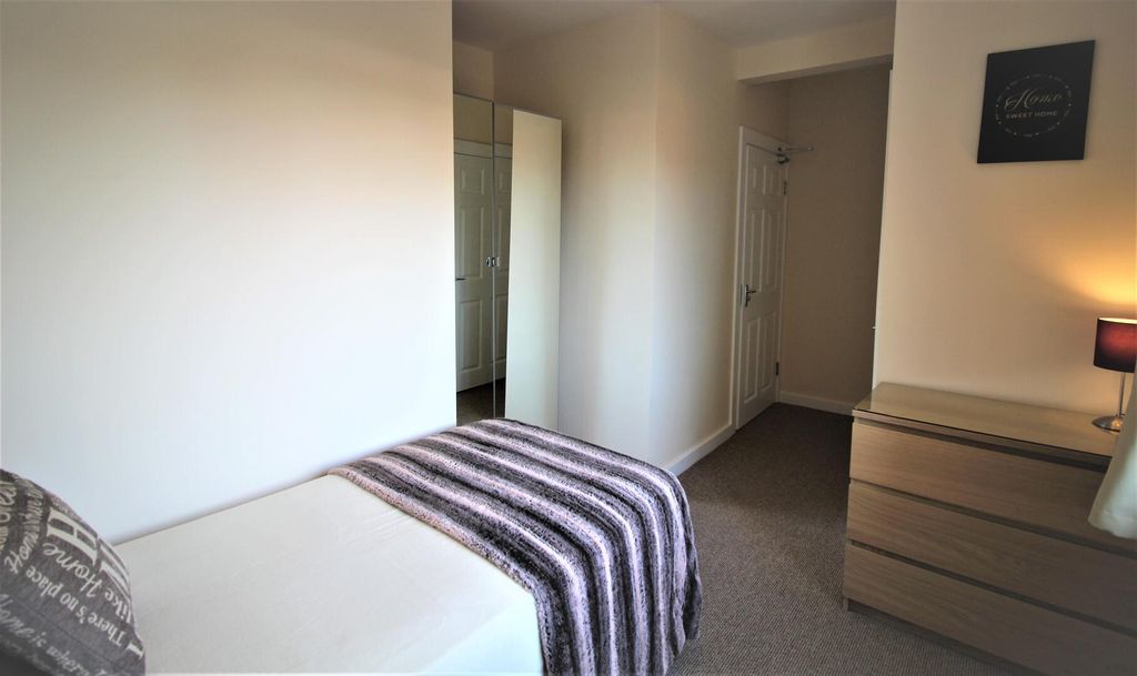 Property photo 2 of 4 Bedroom