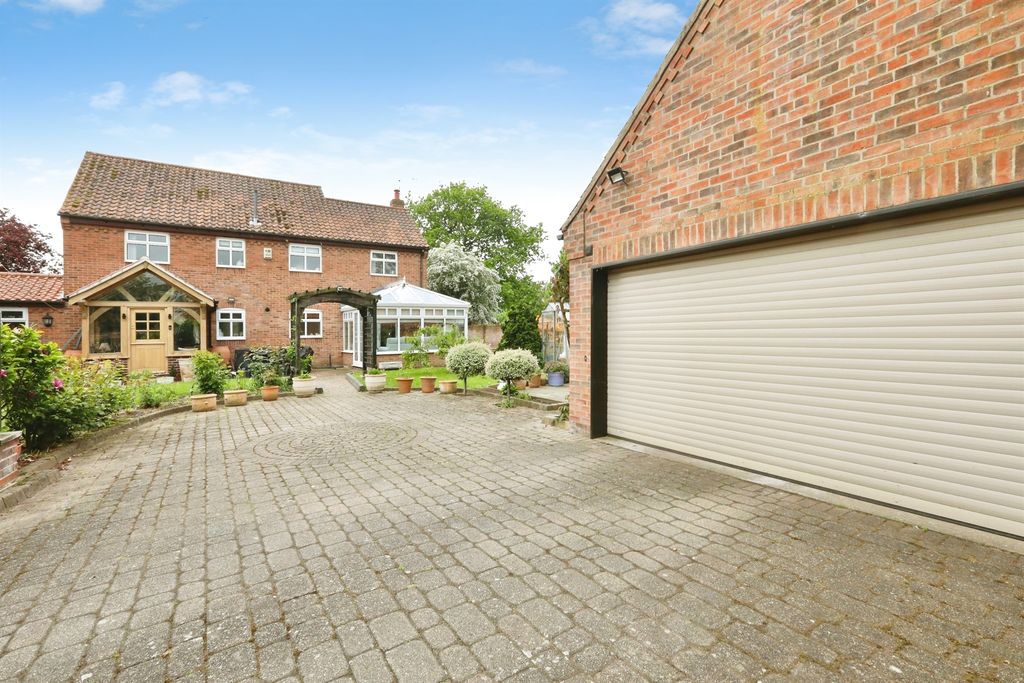 Property photo 2 of 18
