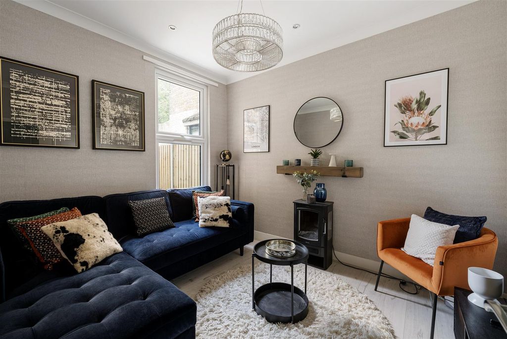 Property photo 3 of 31 Dyers Hall E11