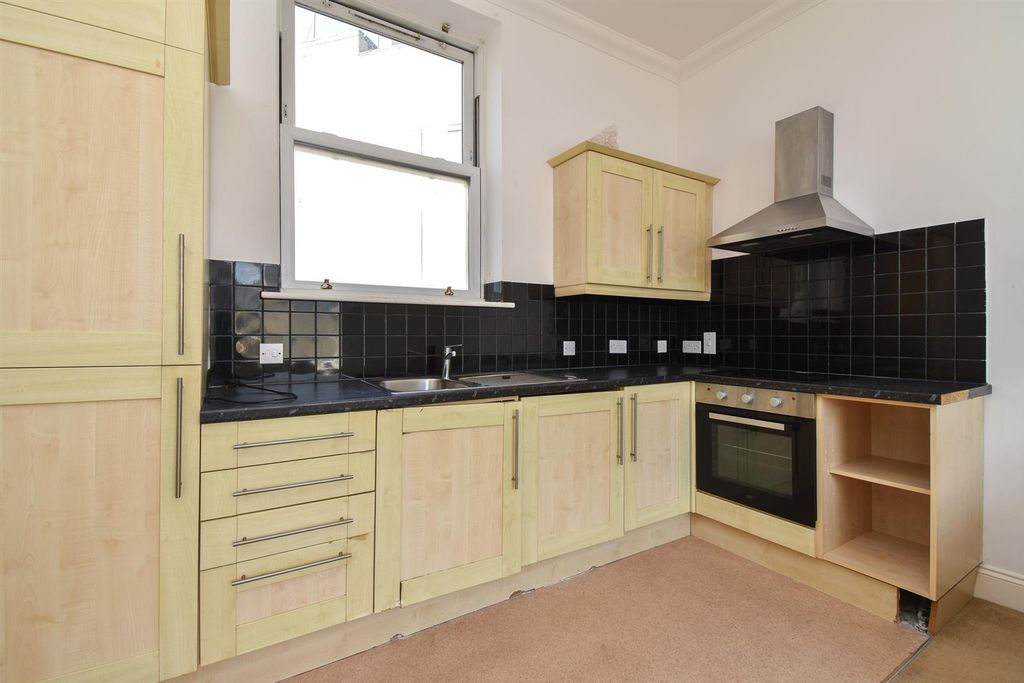 Property photo 3 of 8 Kitchen