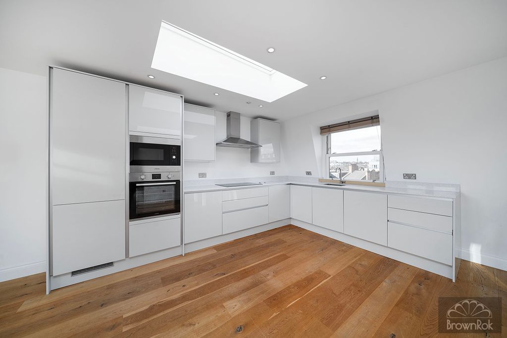 Property photo 3 of 11 W07