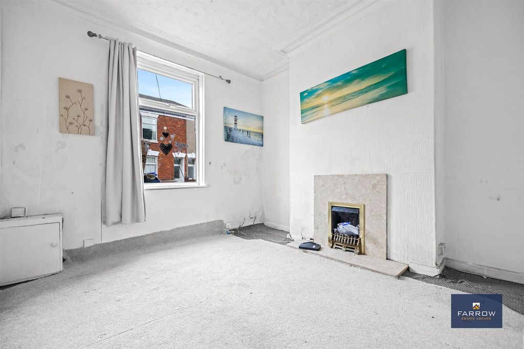 Property photo 3 of 19 Living Room