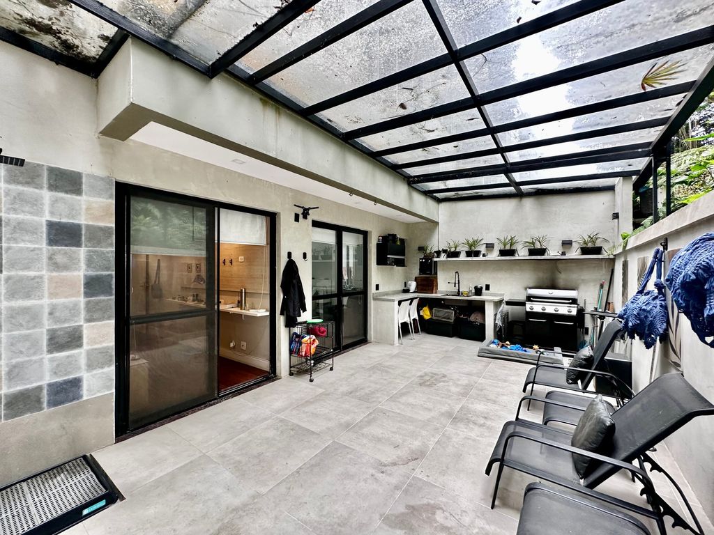 Property photo 1 of 16 Renovated Garden Apartment With Balcony For Sale In Leblon.