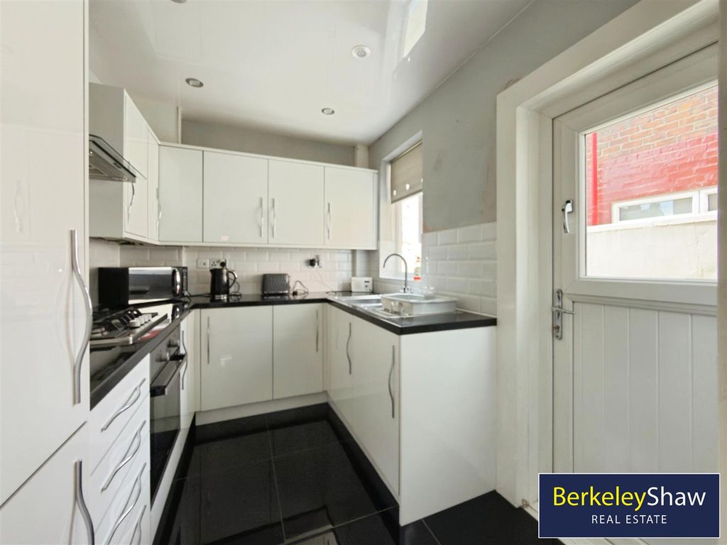 Property photo 2 of 11 Kitchen