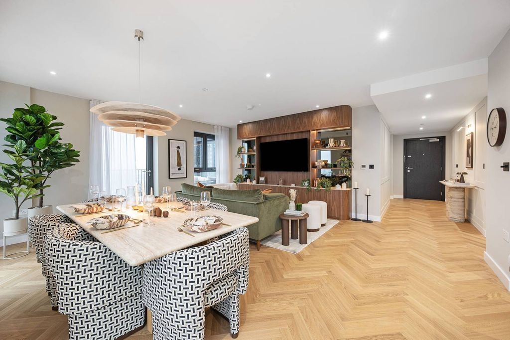 Property photo 2 of 23