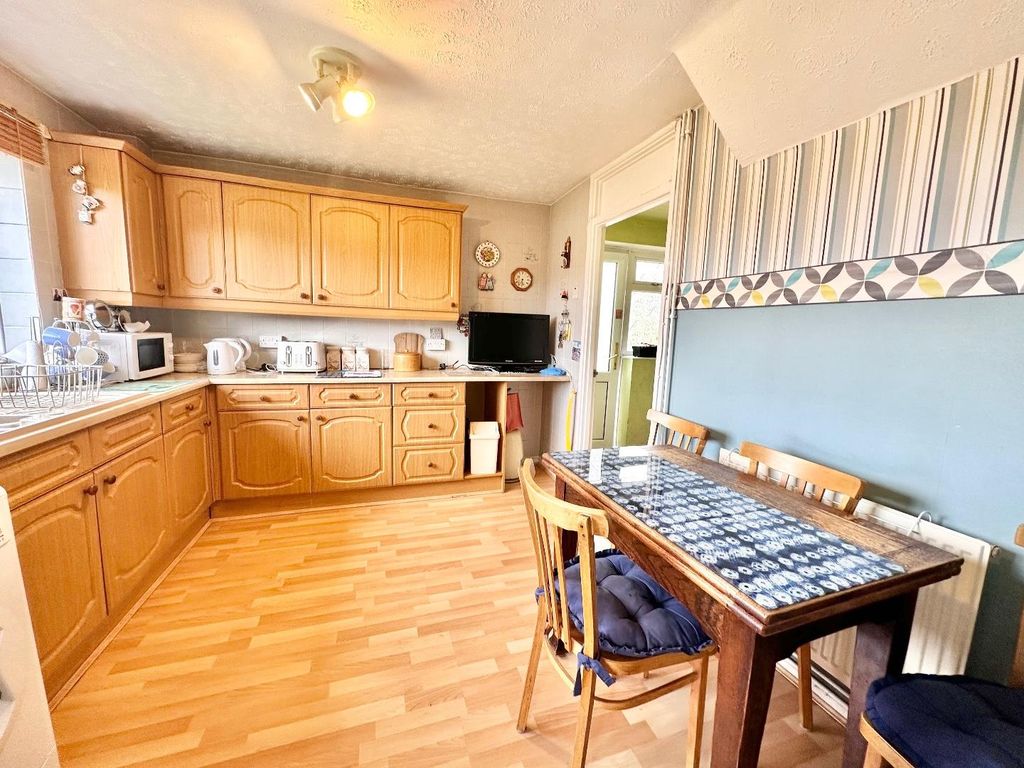 Property photo 3 of 19 Dining Kitchen