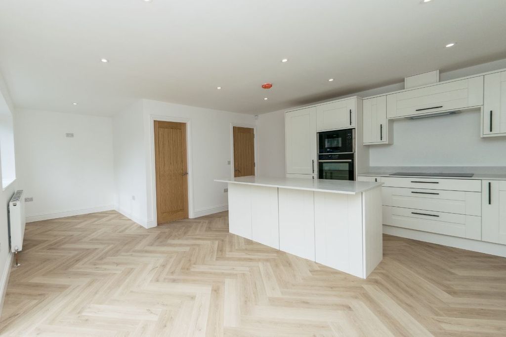 Property photo 2 of 35