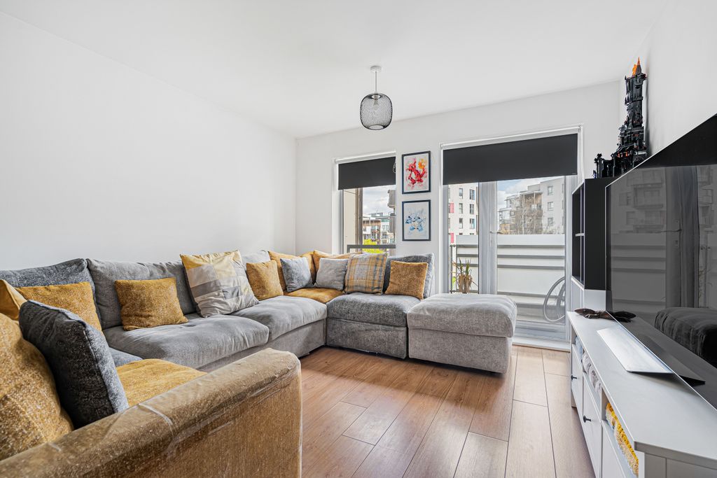 Property photo 2 of 16 878056