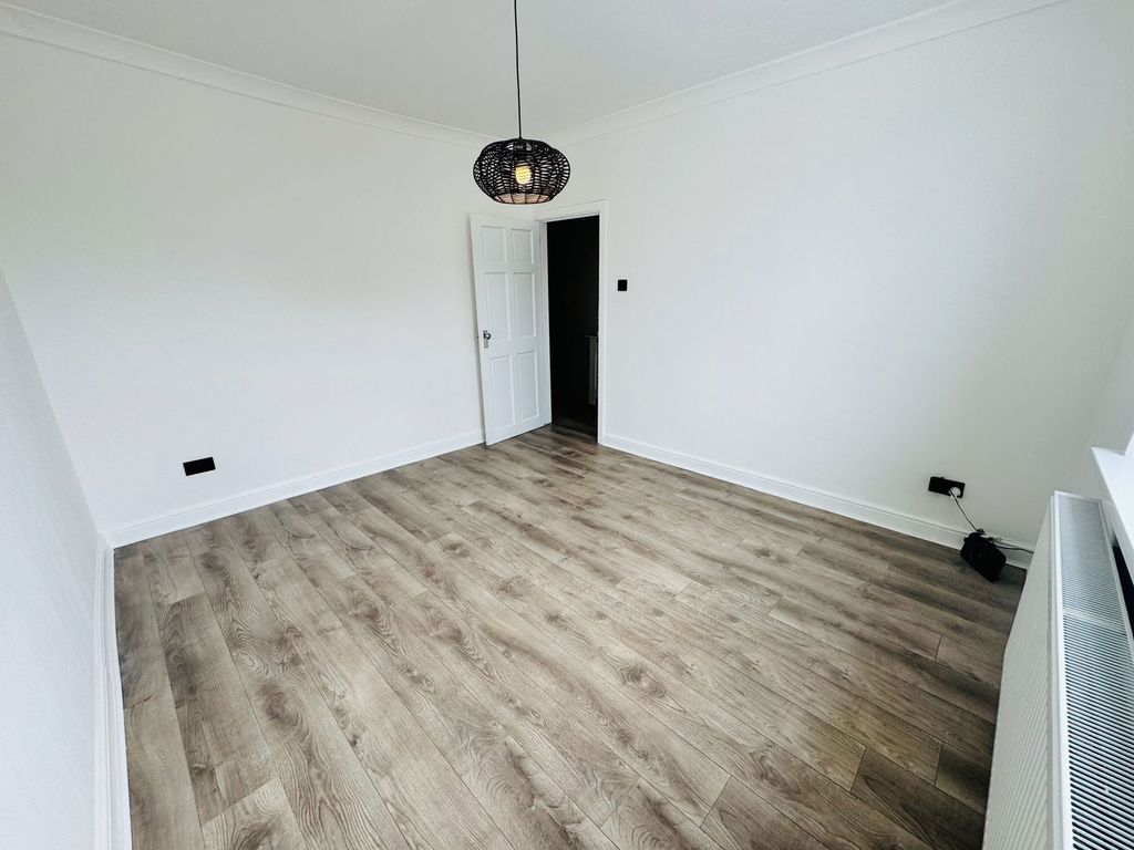 Property photo 3 of 33