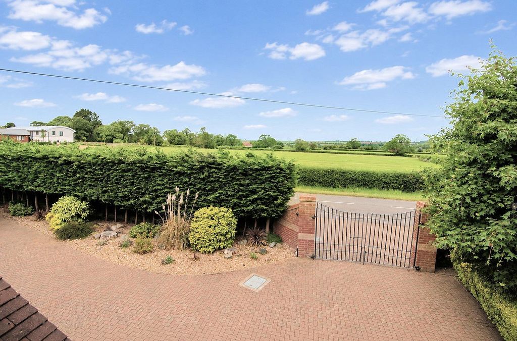 Property photo 3 of 36 26Toddingtonrdtebworth-Frtv.Jpg