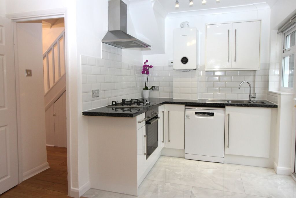 Property photo 3 of 18 Kitchen 2