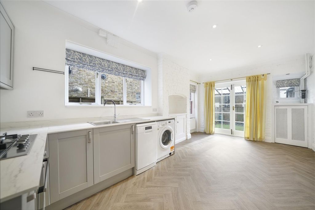 Property photo 3 of 17 Sizeable Eat In Kitchen/Ding Room