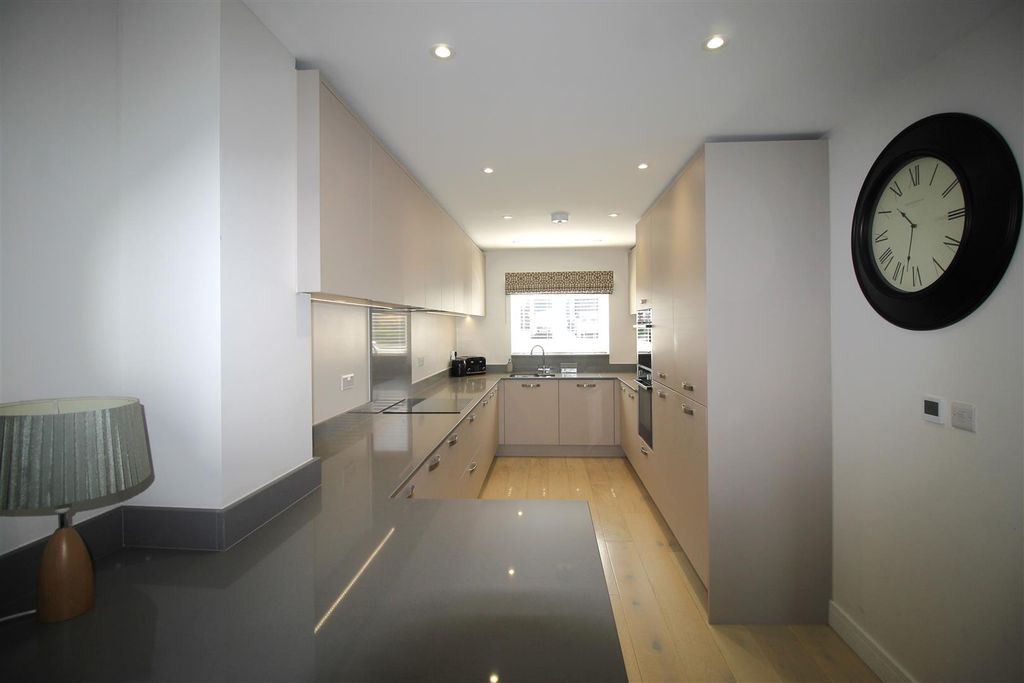 Property photo 3 of 18 Living Room/Kitchen