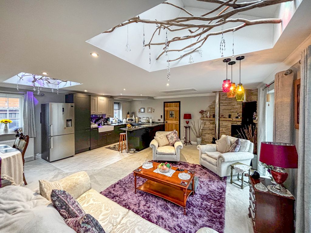 Property photo 2 of 27 Lounge/Kitchen