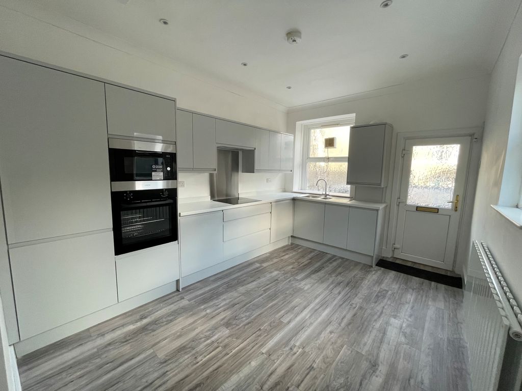 Property photo 2 of 17 Kitchen Porthcawl Cf36 
