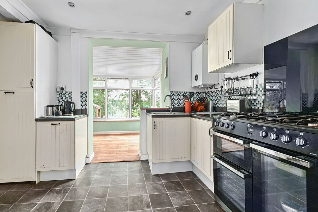 Property photo 3 of 11 10 Fernhill Close (7)