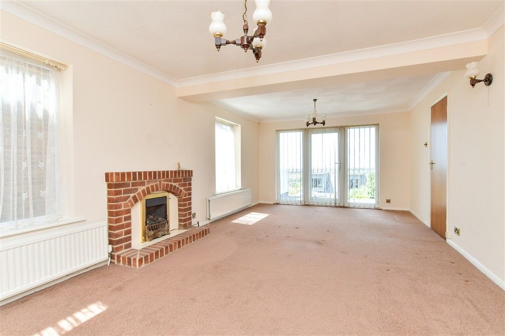 Property photo 3 of 14 Lounge