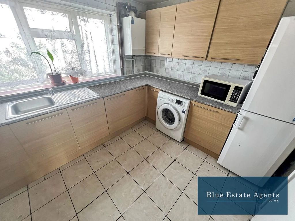 Property photo 3 of 9 Kitchen