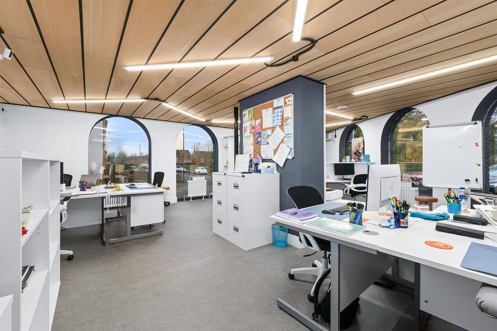 Property photo 3 of 21 46 Park Rd-16.Jpg