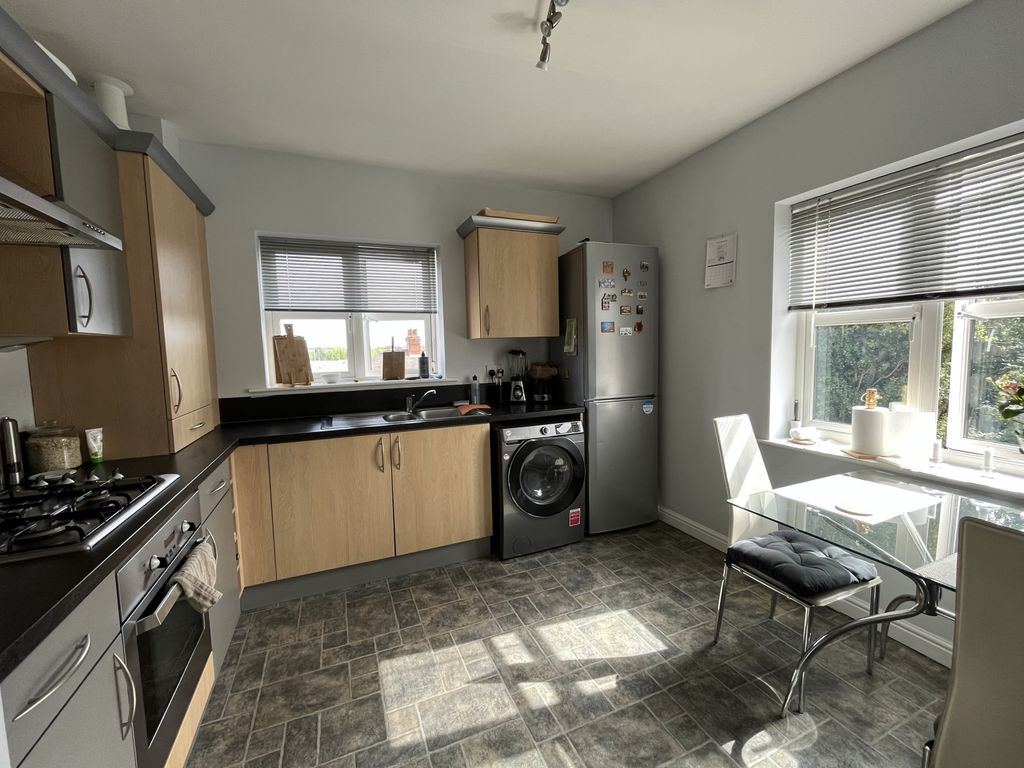 Property photo 3 of 7 Kitchen Dining