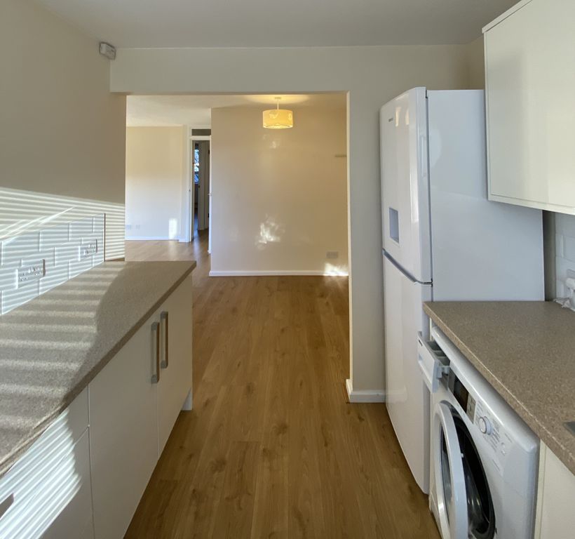 Property photo 3 of 14 Kitchen (2)