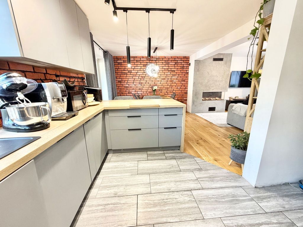 Property photo 3 of 32