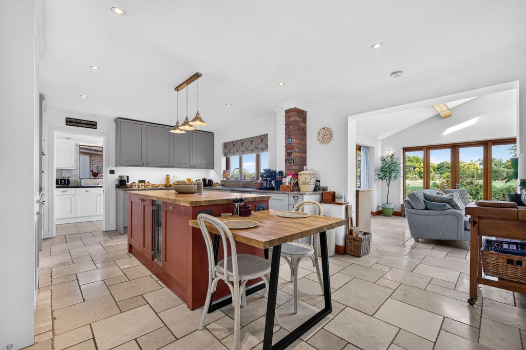 Property photo 3 of 39 Kitchen Breakfast Room