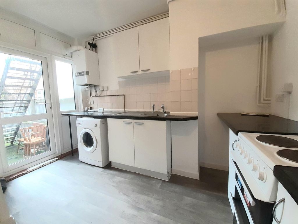 Property photo 2 of 6 Kitchen