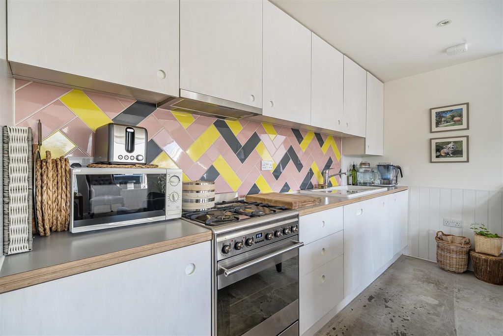 Property photo 3 of 20 Old Bridge Road, Whitstable