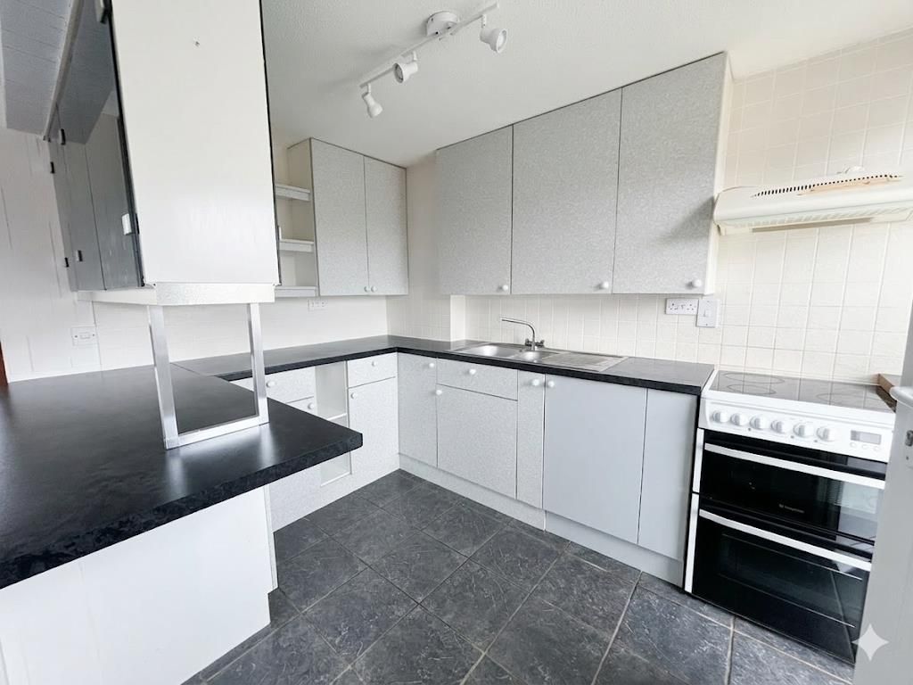 Property photo 3 of 10 Kitchen