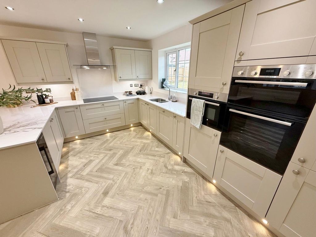 Property photo 3 of 22 Dining Kitchen