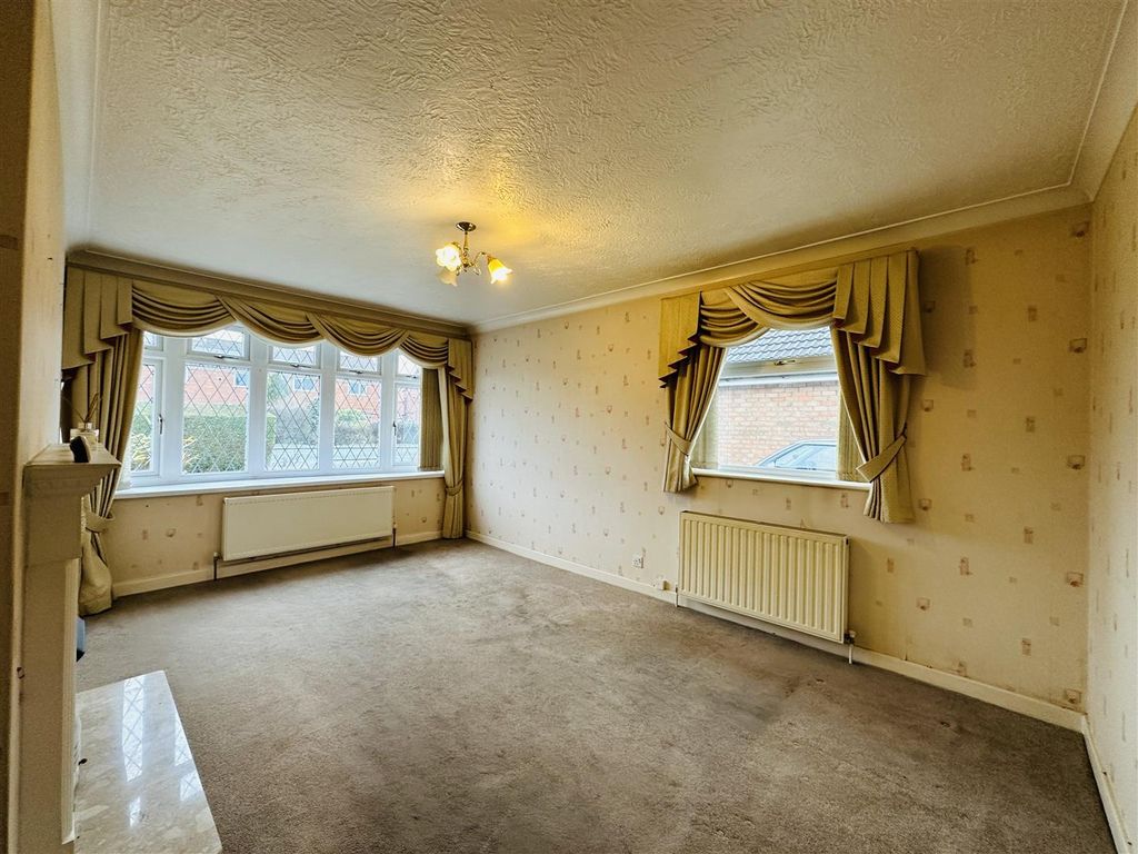 Property photo 3 of 17 Lounge