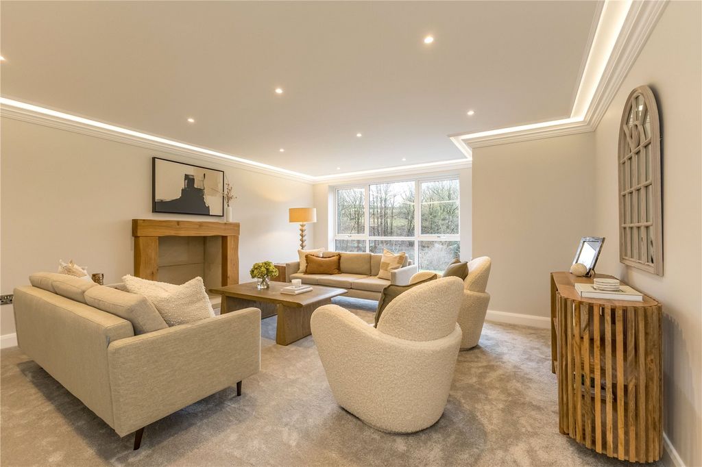 Property photo 3 of 36 Lounge