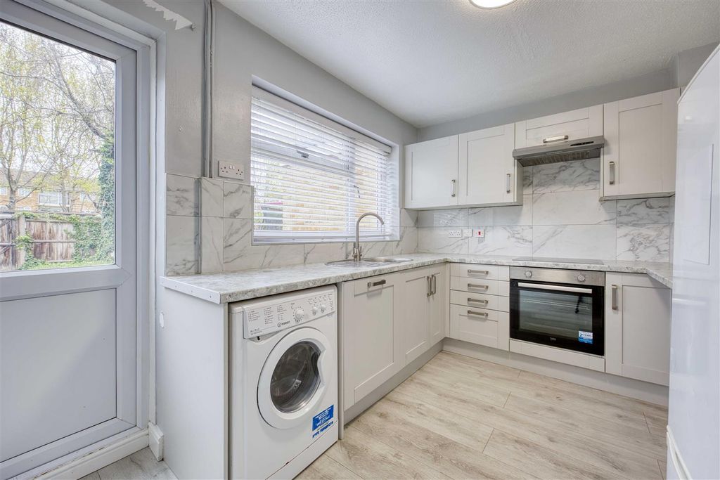 Property photo 3 of 11 Kitchen