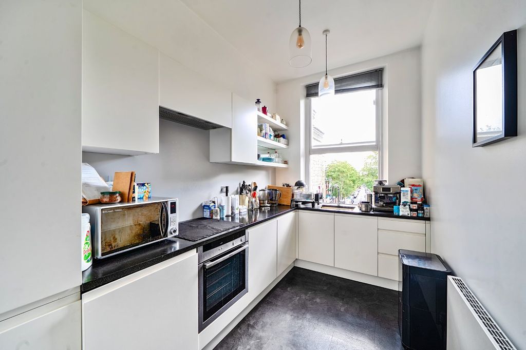 Property photo 3 of 10 Kitchen