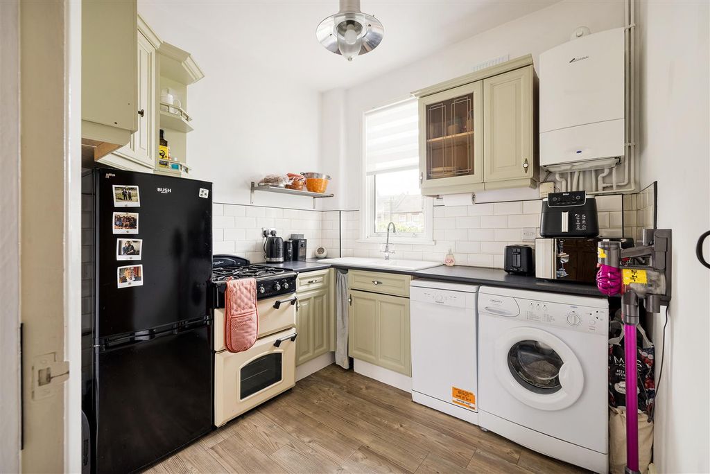 Property photo 3 of 20 Winchester Road, E4