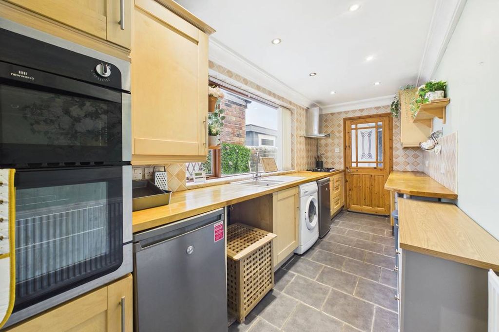 Property photo 3 of 10 Kitchen