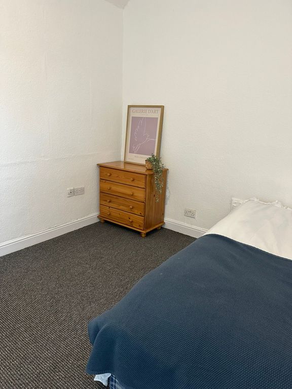 Property photo 3 of 18 A Cozy And Well-Maintained Bedroom Featuring A Sim...